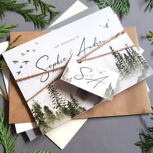 Inviti per matrimonio Misty Forest - Bosco con pini e montagne - Inviti per matrimonio a fisarmonica con etichette, spago rustico e buste
