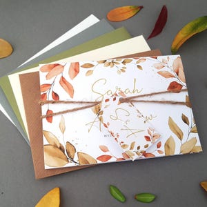 Herbst-Hochzeits-Einladungs-Set - Eukalyptus Luxus-Konzertina-Trifold-Hochzeit lädt mit personalisiertem Etikett, rustikaler Schnur und Umschlägen ein