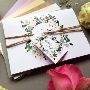 Wildblumen-Hochzeits-Einladungs-Set - Concertina Trifold-Hochzeits-Einladung mit Tags, rustikaler Schnur & Umschlägen - Pfingstrosen, Rose, Hortensie