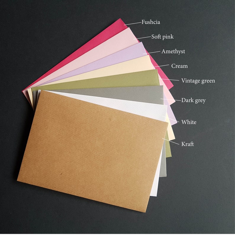 K&ouml;nnte beinhalten: Eine Auswahl an farbigem Kartonpapier in Form eines F&auml;cher. Die Farben sind Fuchsia, Rosa, Amethyst, Creme, Vintage-Gr&uuml;n, Dunkelgrau, Wei&szlig; und Kraft.