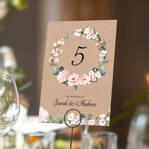 Numéros de table ou noms de table kraft floral rose pâle | N'importe quelle couleur de police | Cartes recto-verso A5 | Mariages | Dîner ou gala