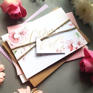 Kirschblüten-Hochzeits-Einladungs-Set - Personalisierte Luxus-Hochzeitseinladungen mit personalisiertem Anhänger, rustikaler Schnur und einer Auswahl an Umschlägen