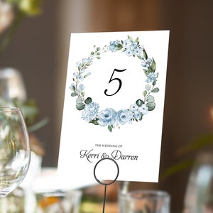 Dusty Cornflower Blue Floral Tischnummern oder Tischnamen | Beliebige Farbe Schriftart | A5 doppelseitige Karten | Hochzeiten | Dinner oder Gala Anlass
