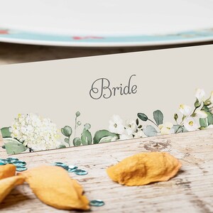 Tarjeta de lugar con flores blancas, tarjetas de lugar, configuraciones de lugar, nombres de lugares, configuraciones de mesa, asientos, decoración de mesa, nombres de invitados y opciones de menú