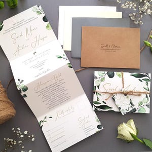 Set di inviti per matrimonio in eucalipto - Inviti per matrimonio di lusso a tre ante a fisarmonica con etichette, spago rustico e scelta di buste
