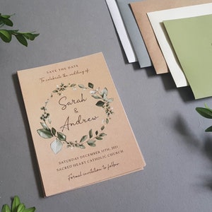 Couronne d'eucalyptus rustique avec des cartes « Save the Date » ou « Save the Date » pour une soirée ou un week-end avec des enveloppes : réservez les dates pour votre faire-part de mariage