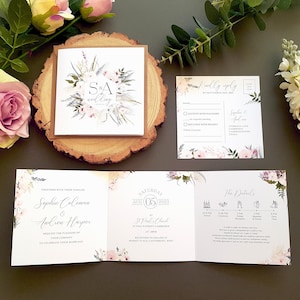 Set di inviti per matrimonio con buste e biglietto RSVP con rosa cipria, bianco e blu. Inviti di lusso a tre ante per matrimonio o ricevimento serale