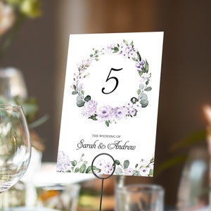 Fliederfarbene florale Tischnummern oder Tischnamen | Beliebige Farbe Schriftart | A5 doppelseitige Karten | Hochzeiten | Dinner oder Gala Anlass