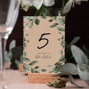 Eukalyptus Kraft Greenery Tischnummern oder Tischnamen | Beliebige Farbe Schriftart | A5 doppelseitige Karten | Hochzeiten | Dinner oder Gala Anlass