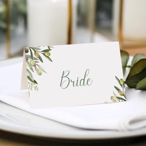 Marques De Placement Pour Mariage Olives |  Impression du nom de l'invité incluse + choix de menu | Couverts de mariage | N'importe quelle couleur de police | Marque-places
