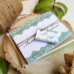 Inviti per matrimonio in pizzo verde QUALSIASI COLORE con etichetta personalizzata, spago rustico e scelta di buste - Inviti per matrimonio di lusso personalizzati