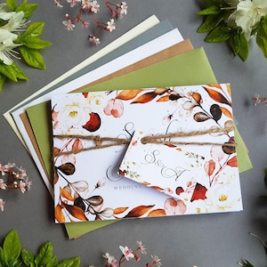 Set di inviti per matrimonio autunnali con buste, inviti per matrimonio di lusso a tre ante con concertina floreale in eucalipto con etichetta e spago rustico
