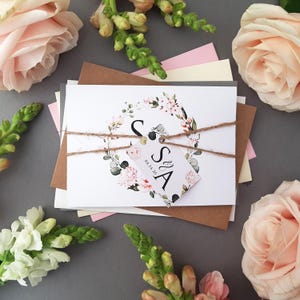 Blush Floral Hochzeitseinladung - Concertina Trifold Luxus Hochzeit lädt mit Tags, rustikale Schnur & Umschläge - Pfingstrosen Rose Hydranga ein