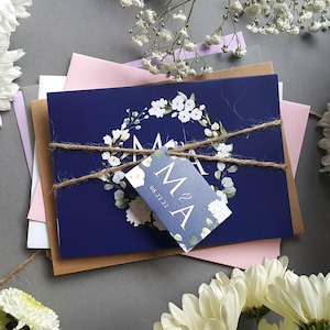 Blauw-witte trouwkaartset - Luxe trouwkaarten met achtergrond in elke kleur - Aangepaste bloemkleuren beschikbaar