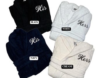 Pode incluir: Quatro roupões de banho macios em preto, azul marinho, branco e creme. Cada roupão tem uma gola de xale e um cinto a condizer. Os roupões pretos e azul marinho são bordados com "His", enquanto os brancos e creme são bordados com "Hers".
