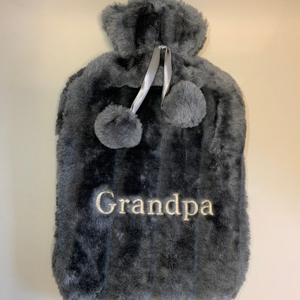 Personalisierte Wärmflasche Oma Opa Nan Muttertagsgeschenk Geburtstag Valentinstag Geschenk Kunstpelz weich pelzig mit Pom Poms Weihnachtsgeschenk