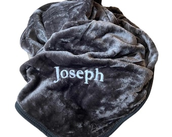 Coperta personalizzata in micropeluche color carbone, coperta con nome ricamato