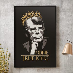 Pode incluir: Ilustração em preto e branco de um homem usando uma coroa dourada com o texto "The One True King" abaixo.