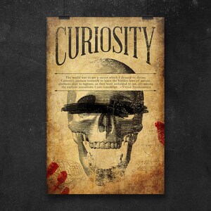 Puede incluir: Un p&oacute;ster de estilo vintage con una ilustraci&oacute;n de cr&aacute;neo y el texto "CURIOSITY" en letras negras y en negrita. El texto debajo del cr&aacute;neo dice: "El mundo era para m&iacute; un secreto que deseaba desentra&ntilde;ar. La curiosidad, la investigaci&oacute;n ferviente para aprender las leyes ocultas de la naturaleza, la alegr&iacute;a de capturar, como me fueron reveladas, se encuentran entre las primeras sensaciones que puedo recordar. - Victor Frankenstein"