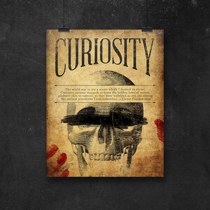Puede incluir: Un p&oacute;ster de estilo vintage con la palabra "CURIOSITY" en letras grandes y en negrita. El p&oacute;ster presenta una ilustraci&oacute;n en blanco y negro de una calavera con una cita de Victor Frankenstein: "El mundo era para m&iacute; un secreto que deseaba desentra&ntilde;ar. La curiosidad, la investigaci&oacute;n ferviente para aprender las leyes ocultas de la naturaleza, la alegr&iacute;a cercana al &eacute;xtasis, como me fueron reveladas, se encuentran entre las primeras sensaciones que recuerdo."