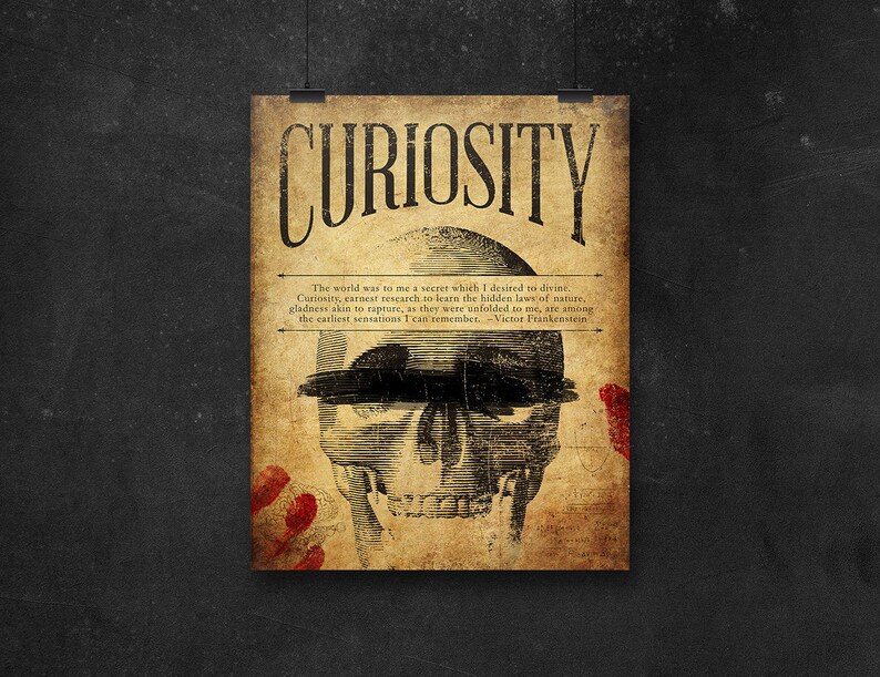 Puede incluir: Un p&oacute;ster de estilo vintage con la palabra "CURIOSITY" en letras grandes y en negrita. El p&oacute;ster presenta una ilustraci&oacute;n en blanco y negro de una calavera con una cita de Victor Frankenstein: "El mundo era para m&iacute; un secreto que deseaba desentra&ntilde;ar. La curiosidad, la investigaci&oacute;n ferviente para aprender las leyes ocultas de la naturaleza, la alegr&iacute;a cercana al &eacute;xtasis, como me fueron reveladas, se encuentran entre las primeras sensaciones que recuerdo."