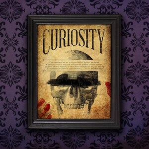 Puede incluir: Un p&oacute;ster de estilo vintage con la palabra "CURIOSITY" en letras grandes y en negrita. El p&oacute;ster presenta una ilustraci&oacute;n en blanco y negro de una calavera con un sombrero de copa y la cita "El mundo era para m&iacute; un secreto que deseaba desentra&ntilde;ar..." de Victor Frankenstein.