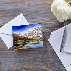 Biglietto d'auguri LAGO E MONTAGNE per tutte le occasioni, paesaggio innevato, scena alpina invernale italiana, amanti delle Dolomiti, pittura artistica, Natale