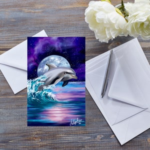 Carte DAUPHIN AU CLAIR DE LUNE, toutes occasions, ciel étoilé violet, animal marin, dauphin sautant dans les vagues, océan la nuit, art magique de la vie marine