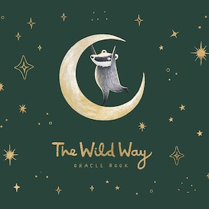 Może przedstawiać: Okładka książki z wyrocznią przedstawiająca borsuka wiszącego na złotym księżycu w kształcie półksiężyca na ciemnozielonym tle. Złote gwiazdy i tekst "The Wild Way Oracle Book" dopełniają projekt. Borsuk jest szary i biały.
