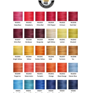 Puede incluir: Una carta de colores de 24 tonos diferentes de hilo encerado, organizados en filas de seis. Los colores del hilo incluyen rosa oscuro, fresa, rojo chino, chile, carmesí, rojo oscuro, rojo vino, burdeos, burdeos, amarillo claro, limón, mostaza, amarillo brillante, amarillo, amarillo dorado, oro, cúrcuma, marrón, mandarina, sandía, calabaza, naranja, naranja fuego, azul glaciar, azul polvo, azul pavo real, azul princesa, azul galaxia, azul piedra y denim.