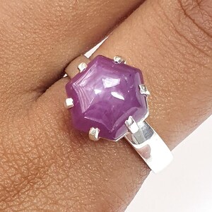 Anello in argento con rubino: 4,76 g, esagonale semplice viola naturale, incastonato a griffe, in argento sterling 925, regolabile, unisex.