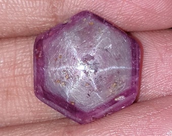 Cabujón de rubí estrella: 16,70 cts. Rubí rojo Johnson Mines de 6 rayos, natural, sin tratar, forma hexagonal, 17 x 15 mm. Piedra natal de julio.