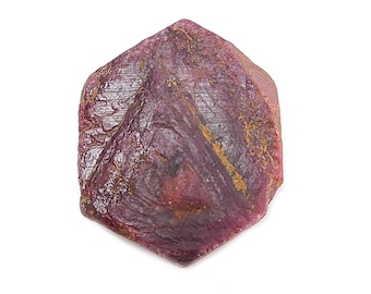 Cristal de Rubi Record Keeper: Rubi Vermelho Natural Não Tratado de 142,00 ct, Formato Triangular Hexagonal, 38,5 x 31 x 9 mm