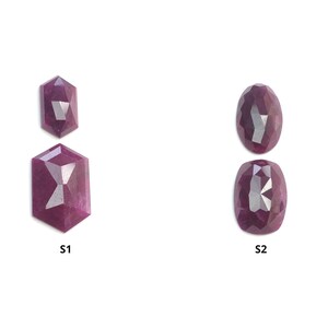 Puede incluir: Dos conjuntos de gemas facetadas de color rojo intenso sobre un fondo blanco. El conjunto superior presenta una gema hexagonal y otra más pequeña a juego. El conjunto inferior tiene dos gemas de forma ovalada. El texto "S1" y "S2" está debajo.