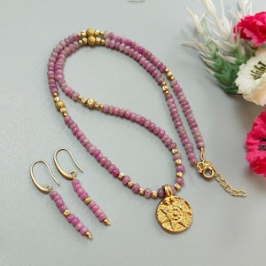 Conjunto de joyería de collar y pendientes de rubí zoisita: 25,48 g de gema natural redonda de latón liso, 4 mm - 5 mm, 20"