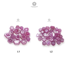 Puede incluir: Dos grupos de piedras preciosas de rubí rosa, cada grupo etiquetado como L1 y L2. Las piedras preciosas son facetadas y tienen una forma hexagonal.