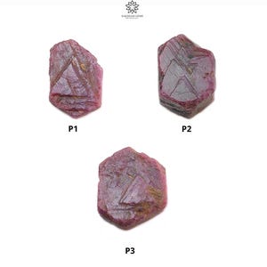 Puede incluir: Tres piedras preciosas de rubí en bruto de color rojo. Las piedras preciosas tienen una forma irregular y un color rojo intenso. Las piedras preciosas están etiquetadas como P1, P2 y P3.