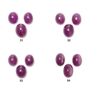 Könnte beinhalten: Vier Sets aus je drei ovalen, tief magentafarbenen Cabochon-Edelsteinen, die in dreieckigen Mustern angeordnet sind. Jedes Set ist mit dem Text S1, S2, S3 oder S4 unter den Steinen beschriftet. Die Edelsteine haben eine glatte, polierte Oberfläche.