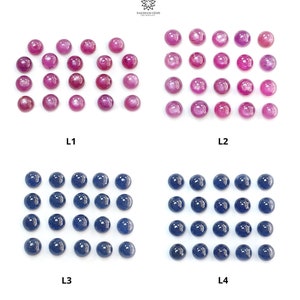 Peut inclure: Vue aérienne de quatre grilles de pierres précieuses. Les deux grilles supérieures présentent des pierres roses et magenta, tandis que les deux inférieures présentent des pierres bleu foncé. Les pierres sont rondes et polies, avec une finition brillante. Le texte "SAKSHAM GEMS THE ETHICAL CHOICE" est inclus.