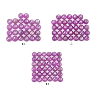 Puede incluir: Tres grupos de cabujones de rubí estrella rosa, etiquetados como L1, L2 y L3. Cada grupo contiene múltiples piedras redondas y pulidas.