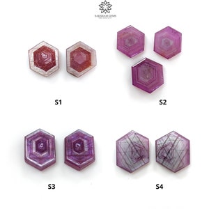 Peut inclure: Quatre ensembles de cabochons de pierres précieuses roses et violettes, chaque ensemble ayant une forme hexagonale. Les ensembles sont étiquetés S1, S2, S3 et S4.