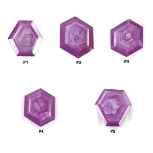 Può includere: Cinque pietre preziose esagonali viola con un design sfaccettato. Le pietre preziose sono etichettate P1, P2, P3, P4 e P5.