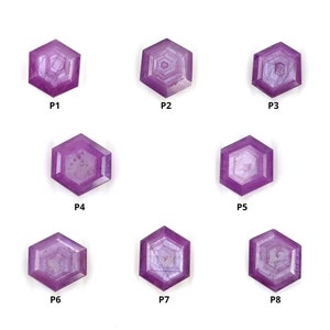 Può includere: Otto pietre preziose esagonali viola con un motivo a forma di stella all'interno. Le pietre preziose sono etichettate da P1 a P8.
