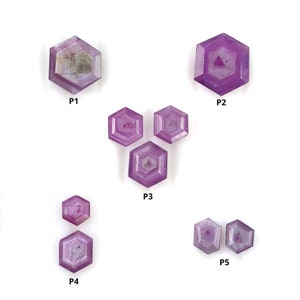 Puede incluir: Cinco piedras preciosas hexagonales de color rosa con un patrón en forma de estrella en el interior. Las piedras preciosas están etiquetadas como P1, P2, P3, P4 y P5.