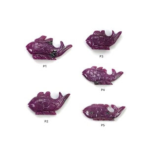 Op de afbeelding: Vijf paarse gegraveerde vis-hangers, elk met een uniek ontwerp. De hangers zijn gemarkeerd met P1, P2, P3, P4 en P5.