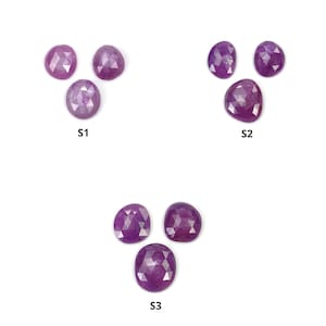 Puede incluir: Tres conjuntos de tres piedras preciosas de color púrpura facetadas, etiquetadas como S1, S2 y S3.