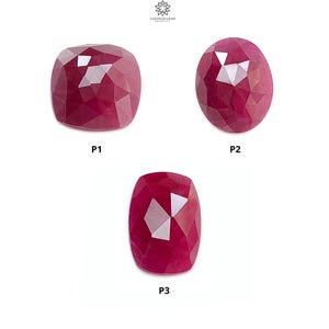 Puede incluir: Tres piedras preciosas de rubí rojo con cortes facetados. Las piedras preciosas están etiquetadas como P1, P2 y P3.