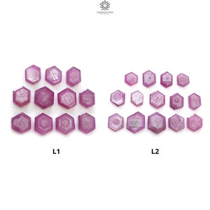 Puede incluir: Dos grupos de gemas hexagonales facetadas de color rosa. El primer grupo está etiquetado como "L1" y el segundo grupo está etiquetado como "L2".