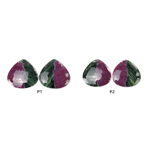 Puede incluir: Cuatro piedras preciosas en forma de corazón con una mezcla de colores. Las piedras preciosas son una combinación de rojo intenso, verde y facetas claras. Las piedras están etiquetadas P1 y P2.