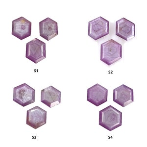 Puede incluir: Cuatro juegos de tres piedras preciosas hexagonales de color púrpura, etiquetados como S1, S2, S3 y S4.